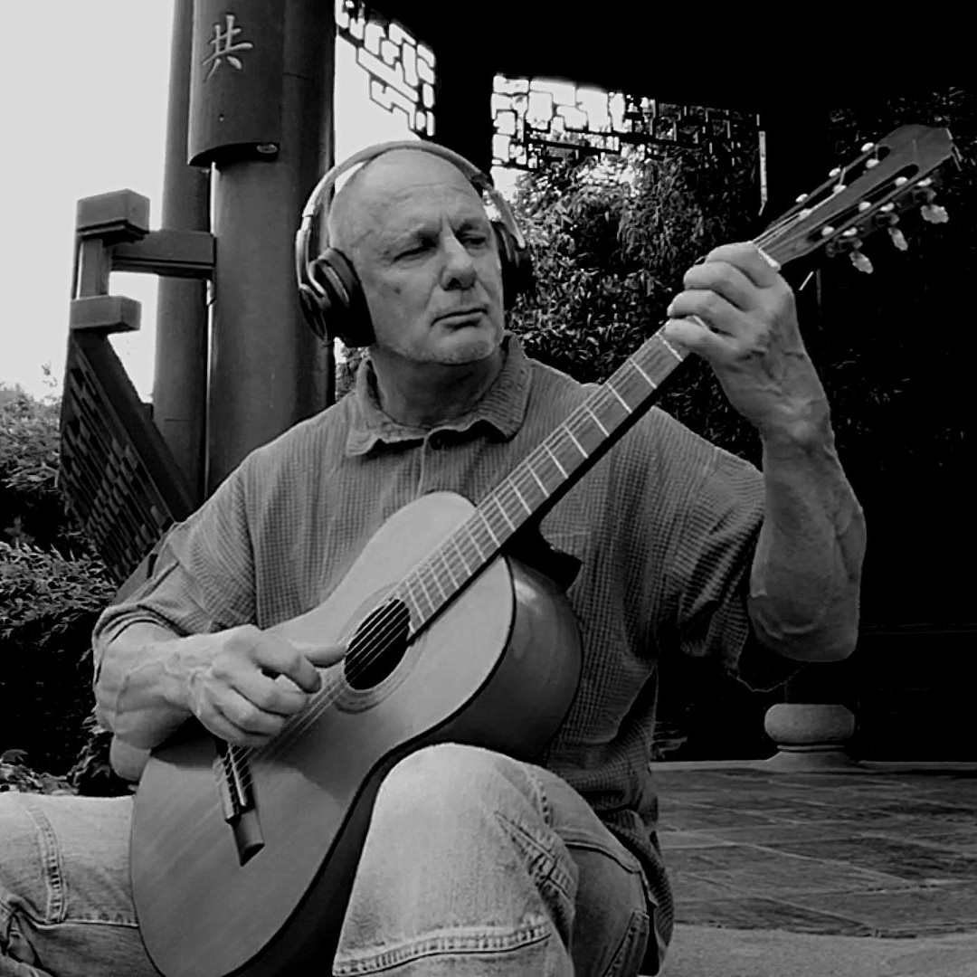 Marc spielt Akustik-Gitarre