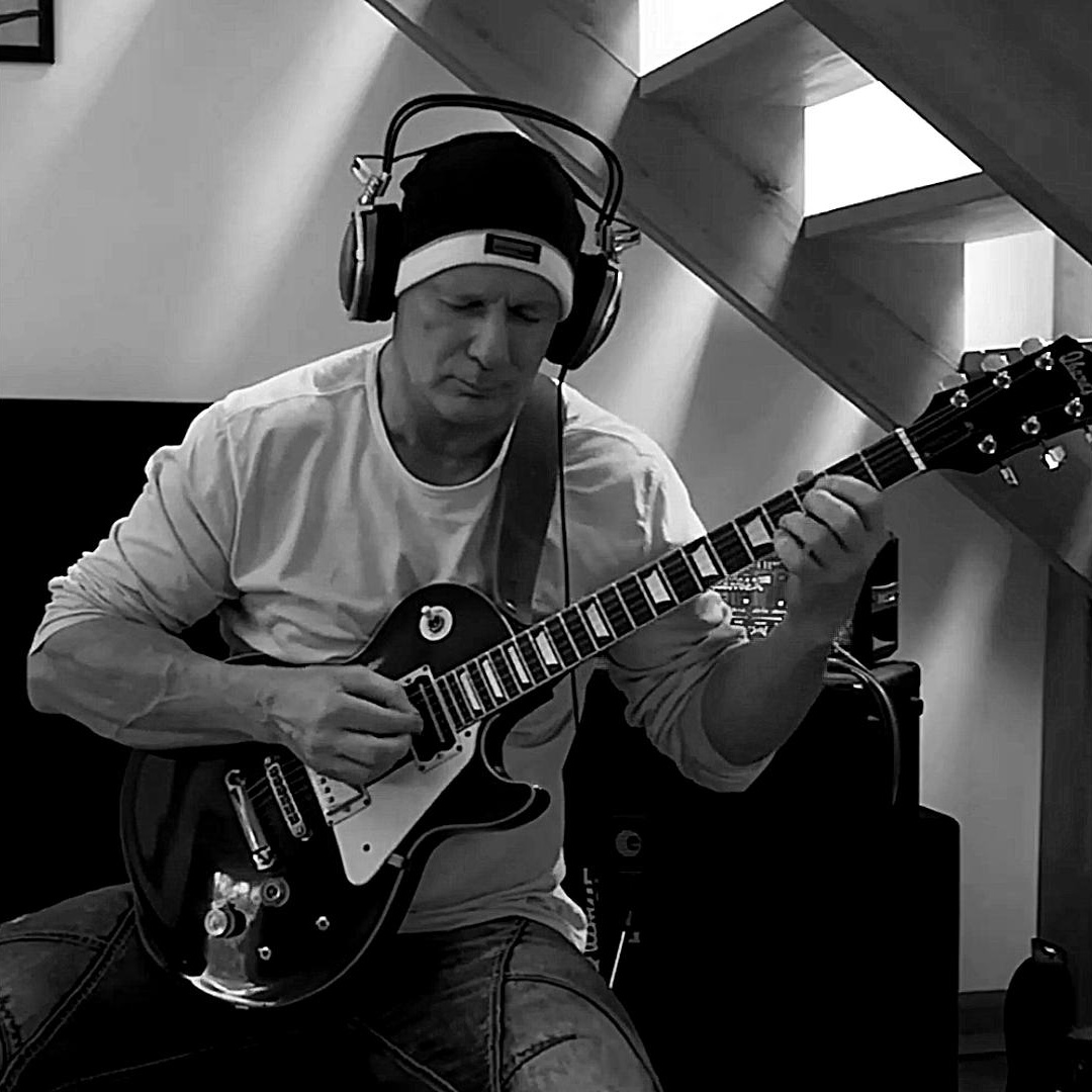 Marc spielt E-Gitarre